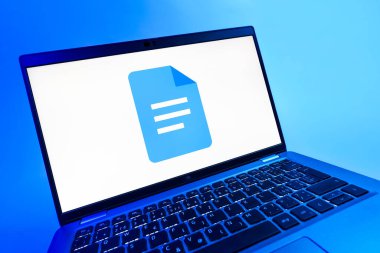 Prag, Çek Cumhuriyeti - 08 12 2025: Google Docs logosunu gösteren dinamik bir yakın plan. Google Docs metin belgeleri oluşturmak ve düzenlemek için bir platformdur.