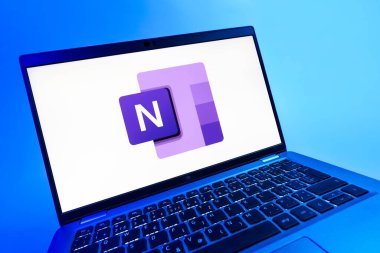 Prag, Çek Cumhuriyeti - 08 12 2025: Microsoft OneNote logosunu gösteren bir dizüstü bilgisayarın dinamik yakın çekimi. Microsoft OneNote not almak ve düzenlemek için bir platformdur.