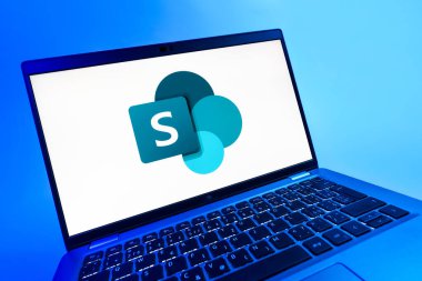 Prag, Çek Cumhuriyeti - 08 12 2025: Microsoft Sharepoint logosunu gösteren dinamik bir yakın plan. Microsoft Sharepoint işbirliği ve belge yönetimi için bir platformdur.