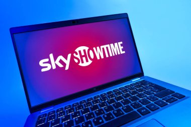 Prag, Çek Cumhuriyeti - 08 12 2025: SkyShowtime logosunu gösteren dinamik bir yakın plan. SkyShowtime, sinema ve televizyon dizileri için bir yayın platformudur..