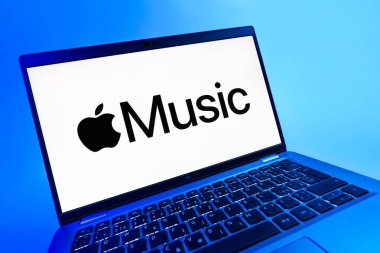 Prag, Çek Cumhuriyeti - 08 12 2025: Apple Music logosunu gösteren bir dizüstü bilgisayarın dinamik yakın çekimi. Apple Music müzik için bir platformdur..