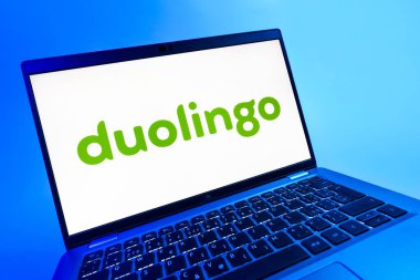 Prag, Çek Cumhuriyeti - 08 12 2025: Duolingo logosunu gösteren dinamik bir yakın plan. Duolingo interaktif olarak dil öğrenmek için bir platformdur..