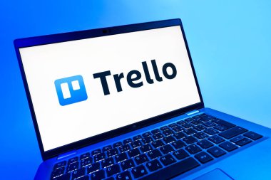 Prag, Çek Cumhuriyeti - 08 12 2025: Trello logosunu gösteren bir dizüstü bilgisayarın dinamik yakın çekimi. Trello, tahta ve görevleri kullanarak proje yönetimi için bir platformdur.