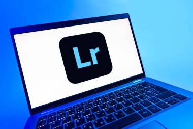 Prag, Çek Cumhuriyeti - 08 12 2025: Lightroom logosunu gösteren dinamik bir yakın plan. Lightroom fotoğraf düzenleme ve yönetim için bir yazılımdır..