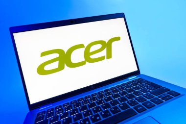 Prag, Çek Cumhuriyeti - 08 12 2025: Acer logosunu gösteren bir dizüstü bilgisayarın dinamik yakın çekimi. Acer bilgisayar ve elektronik üreten bir teknoloji şirketidir..