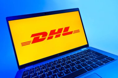 Prag, Çek Cumhuriyeti - 08 12 2025: DHL logosunu gösteren dinamik bir yakın plan. DHL uluslararası nakliye hizmeti sunan bir lojistik şirketidir..
