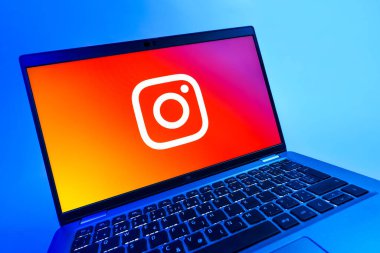 Prag, Çek Cumhuriyeti - 08 12 2025: Instagram logosunu gösteren dinamik bir yakın plan. Instagram fotoğraf ve video paylaşımı için bir sosyal medya platformudur..