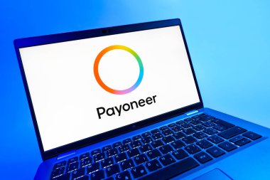 Prag, Çek Cumhuriyeti - 08 12 2025: Payonez logosunu gösteren bir dizüstü bilgisayarın dinamik yakın çekimi. Paeveryone, küresel online ödemeler ve para transferleri için bir platformdur.