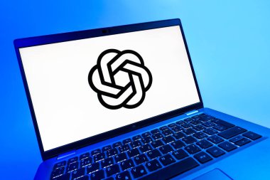 Prag, Çek Cumhuriyeti - 08 12 2025: OpenAI logosunu gösteren dinamik bir yakın plan. OpenAI, yapay zeka modelleri ve uygulamaları geliştiren bir platformdur..