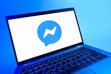 Prag, Çek Cumhuriyeti - 08 12 2025: Haberci logosunu gösteren dinamik bir yakın plan. Haberci Facebook 'ta mesajlaşma ve sohbet için bir platformdur.