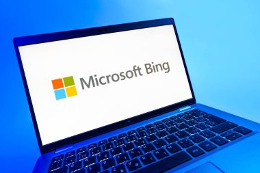Prag, Çek Cumhuriyeti - 08 12 2025: Microsoft Bing logosunu gösteren dinamik bir yakın plan. Microsoft Bing çevrimiçi bilgi bulmak için bir arama motorudur.
