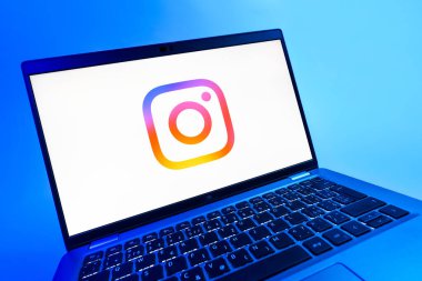 Prag, Çek Cumhuriyeti - 08 12 2025: Instagram logosunu gösteren dinamik bir yakın plan. Instagram fotoğraf ve video paylaşımı için bir sosyal medya platformudur..
