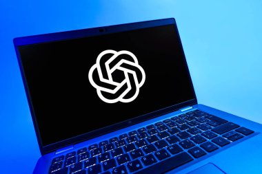 Prag, Çek Cumhuriyeti - 08 12 2025: OpenAI logosunu gösteren dinamik bir yakın plan. OpenAI, yapay zeka modelleri ve uygulamaları geliştiren bir platformdur..