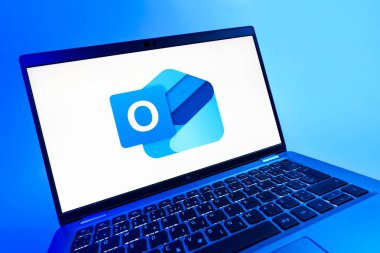 Prag, Çek Cumhuriyeti - 08 12 2025: Outlook logosunu gösteren bir bilgisayarın dinamik yakın çekimi. Outlook iletileri göndermek ve yönetmek için bir e- posta platformudur.