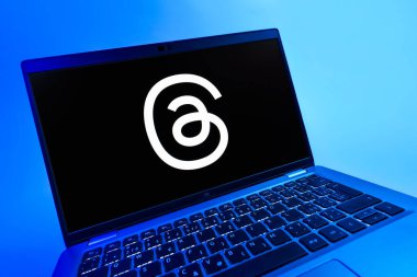 Prag, Çek Cumhuriyeti - 08 12 2025: İplik logosunu gösteren bir dizüstü bilgisayarın dinamik yakın çekimi. Tartışmalar, kısa gönderileri ve güncellemeleri paylaşmak için bir sosyal medya platformudur.