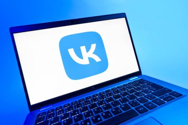 Prag, Çek Cumhuriyeti - 08 12 2025: VK logosunu gösteren bir dizüstü bilgisayarın dinamik yakın çekimi. VK, içeriği bağlamak ve paylaşmak için bir sosyal medya platformudur..