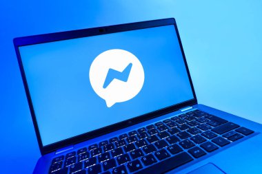 Prag, Çek Cumhuriyeti - 08 12 2025: Haberci logosunu gösteren dinamik bir yakın plan. Haberci Facebook 'ta mesajlaşma ve sohbet için bir platformdur.