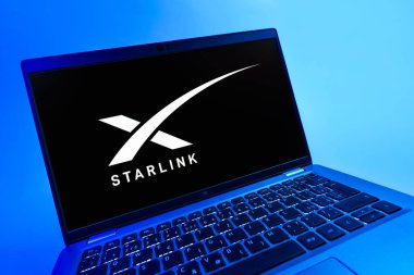 Prag, Çek Cumhuriyeti - 08 12 2025: Starlink logosunu gösteren bir dizüstü bilgisayarın dinamik yakın çekimi. Starlink küresel bağlantı sağlayan bir uydu internet hizmetidir.