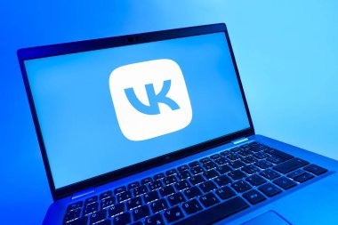 Prag, Çek Cumhuriyeti - 08 12 2025: VK logosunu gösteren bir dizüstü bilgisayarın dinamik yakın çekimi. VK, içeriği bağlamak ve paylaşmak için bir sosyal medya platformudur..