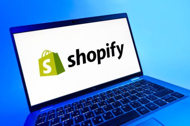 Prag, Çek Cumhuriyeti - 08 12 2025: Shopify logosunu gösteren dinamik bir yakın plan. Shopify çevrimiçi mağazalar oluşturmak ve yönetmek için bir platformdur.