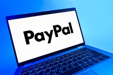 Prag, Çek Cumhuriyeti - 08 12 2025: PayPal logosunu gösteren dinamik bir yakın plan. PayPal çevrimiçi ödemeler ve para transferleri için bir platformdur.