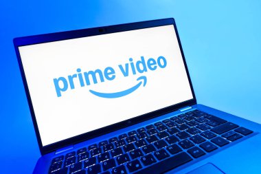 Prag, Çek Cumhuriyeti - 08 12 2025: Prime video logosunu gösteren bir dizüstü bilgisayarın dinamik yakın çekimi. Asal video, filmler ve TV programları için bir yayın platformudur..
