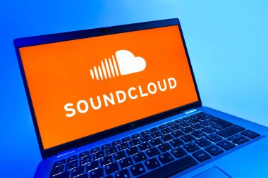 Prag, Çek Cumhuriyeti - 08 12 2025: SoundCloud logosunu gösteren dinamik bir yakın plan. SoundCloud müzik paylaşımı ve yayını için bir platformdur..