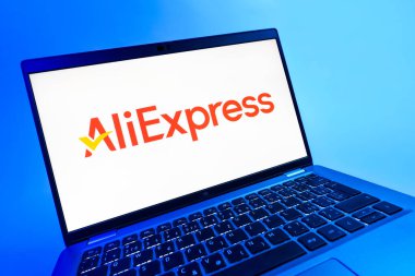 Prag, Çek Cumhuriyeti - 08 12 2025: AliExpress logosunu gösteren dinamik bir yakın plan. AliExpress, küresel çapta bir alışveriş ürünleri çevrimiçi pazarıdır..