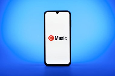 Prag, Çek Cumhuriyeti - 08 10 2025: Tek kullanımlık arka planda duran bir cep telefonu Youtube Müzik logosunu görüntüler. Youtube Music müzik için bir platformdur..