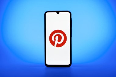Prag, Çek Cumhuriyeti - 08 10 2025: Tek kullanımlık arka planda duran bir cep telefonu Pinterest logosunu gösteriyor. Pinterest fikirleri görsel olarak keşfetmek ve kaydetmek için bir platformdur..