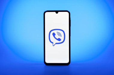 Prag, Çek Cumhuriyeti - 08 10 2025: Arka planda duran bir cep telefonu Viber logosunu gösteriyor. Viber aramalar, mesajlar ve medya paylaşımı için bir mesajlaşma uygulamasıdır.