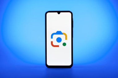 Prag, Çek Cumhuriyeti - 08 10 2025: Tek kullanımlık arka planda duran bir cep telefonu Google Lens logosunu görüntüler. Google Lens, resimlerdeki görsel arama ve bilgi için kullanılan bir araçtır..