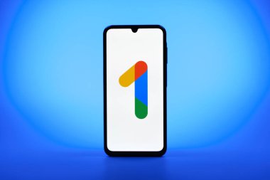 Prag, Çek Cumhuriyeti - 08 10 2025: Tek bir arkaplanda duran bir cep telefonu Google One logosunu gösterir. Google 1 bulut depolama ve abonelik hizmetleri için bir platformdur.