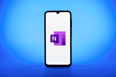 Prag, Çek Cumhuriyeti - 08 10 2025: Tek kullanımlık arka planda duran bir cep telefonu Microsoft OneNote logosunu gösteriyor. Microsoft OneNote not almak ve düzenlemek için bir platformdur.