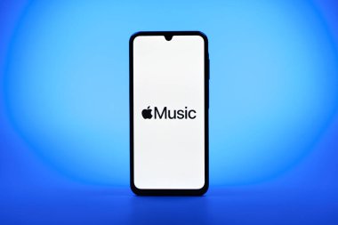 Prag, Çek Cumhuriyeti - 08 10 2025: Tek bir arkaplanda duran bir cep telefonu Apple Music logosunu gösteriyor. Apple Music müzik için bir platformdur..