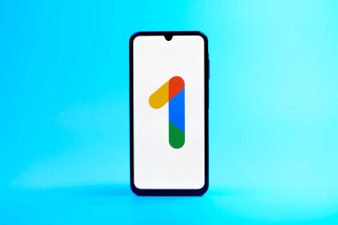 Prag, Çek Cumhuriyeti - 08 10 2025: Tek bir arkaplanda duran bir cep telefonu Google One logosunu gösterir. Google 1 bulut depolama ve abonelik hizmetleri için bir platformdur.