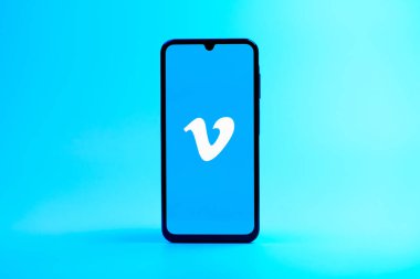 Prag, Çek Cumhuriyeti - 08 10 2025: Tek tip arka planda duran bir cep telefonu Vimeo logosunu gösterir. Vimeo, yüksek kaliteli video sunucu ve paylaşımı için bir platformdur.