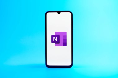 Prag, Çek Cumhuriyeti - 08 10 2025: Tek kullanımlık arka planda duran bir cep telefonu Microsoft OneNote logosunu gösteriyor. Microsoft OneNote not almak ve düzenlemek için bir platformdur.