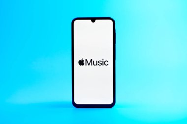 Prag, Çek Cumhuriyeti - 08 10 2025: Tek bir arkaplanda duran bir cep telefonu Apple Music logosunu gösteriyor. Apple Music müzik için bir platformdur..