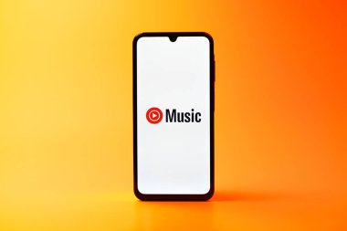Prag, Çek Cumhuriyeti - 08 10 2025: Tek kullanımlık arka planda duran bir cep telefonu Youtube Müzik logosunu görüntüler. Youtube Music müzik için bir platformdur..