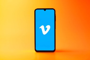 Prag, Çek Cumhuriyeti - 08 10 2025: Tek tip arka planda duran bir cep telefonu Vimeo logosunu gösterir. Vimeo, yüksek kaliteli video sunucu ve paylaşımı için bir platformdur.