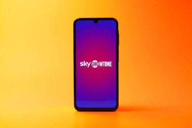 Prag, Çek Cumhuriyeti - 08 10 2025: Tek kullanımlık arka planda duran bir cep telefonu SkyShowtime logosunu gösteriyor. SkyShowtime, sinema ve televizyon dizileri için bir yayın platformudur..