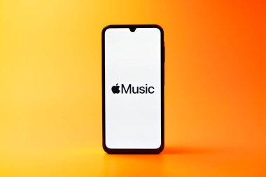 Prag, Çek Cumhuriyeti - 08 10 2025: Tek bir arkaplanda duran bir cep telefonu Apple Music logosunu gösteriyor. Apple Music müzik için bir platformdur..