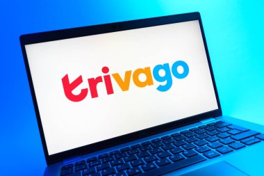 Prag, Çek Cumhuriyeti - 08 01 2025: Trivago logosunu gösteren dizüstü bilgisayarın yakın görüntüsü. Trivago otel fiyatlarını ve anlaşmaları karşılaştırmak için bir platform..