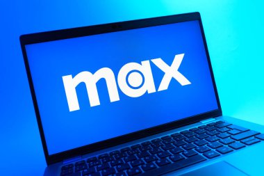 Prag, Çek Cumhuriyeti - 08 01 2025: Max logosunu gösteren dizüstü bilgisayarın yakın görüntüsü. Max, filmler, TV programları ve özgün içerikler için bir yayın platformudur..