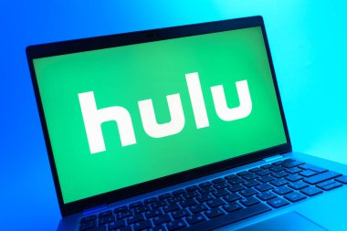 Prag, Çek Cumhuriyeti - 08 01 2025: Hulu logosunu gösteren dizüstü bilgisayarın yakın görüntüsü. Hulu TV şovları, filmler ve canlı TV için bir yayın platformu..