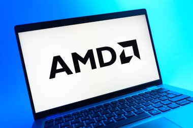Prag, Çek Cumhuriyeti - 08 01 2025: AMD logosunu gösteren dizüstü bilgisayarın yakın görüntüsü. AMD, işlemci ve işlemci üreten yarı iletken bir şirkettir..