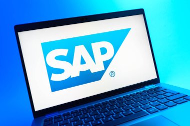 Prag, Çek Cumhuriyeti - 08 01 2025: SAP logosunu gösteren dizüstü bilgisayarın yakın görüntüsü. SAP, şirket uygulamaları ve çözümleri sağlayan bir yazılım şirketidir..
