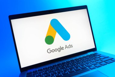 Prag, Çek Cumhuriyeti - 08 01 2025: Google Ads logosunu gösteren dizüstü bilgisayarın yakın görüntüsü. Google Reklamları, çevrimiçi reklamlar yaratmak ve yönetmek için bir platformdur.