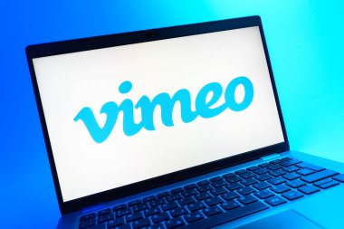 Prag, Çek Cumhuriyeti - 08 01 2025: Vimeo logosunu gösteren dizüstü bilgisayarın yakın görüntüsü. Vimeo, yüksek kaliteli video sunucu ve paylaşımı için bir platformdur.